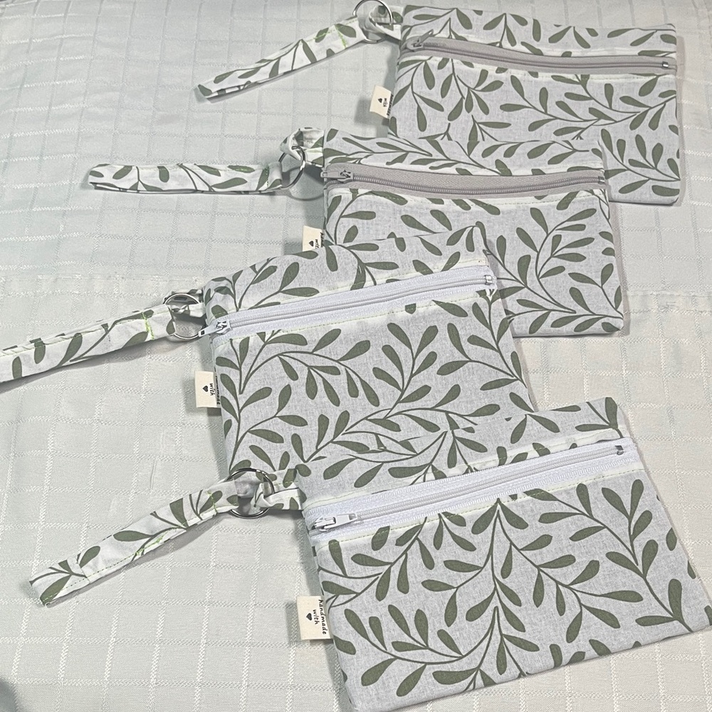 Leaf Patterned Wristlet Pouch Set of 4